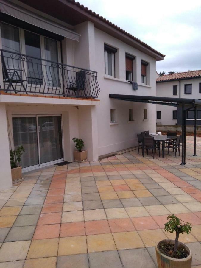 Maison De Charme Castries Esterno foto
