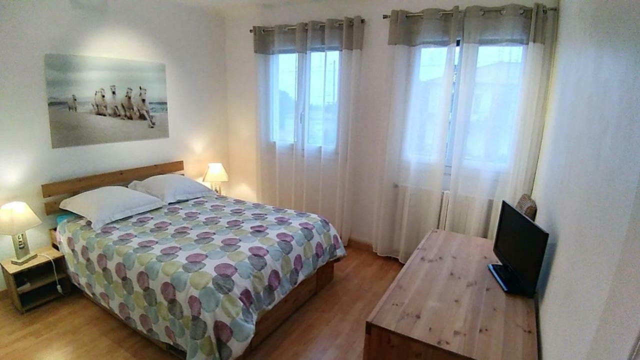Maison De Charme Castries Esterno foto